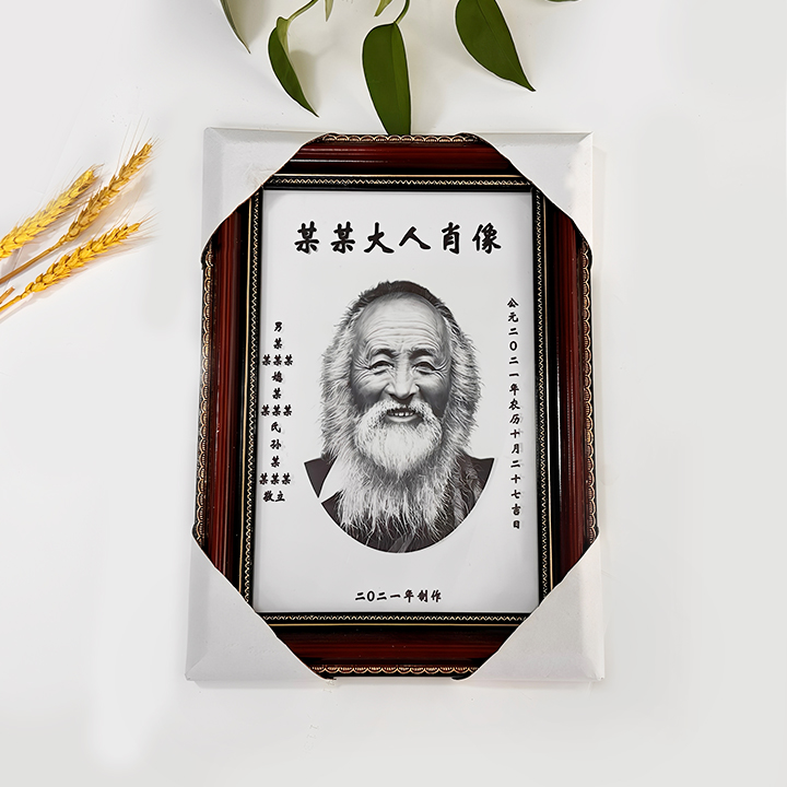 室内老人黑白遗像